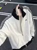 Chamarra a rayas de bloques de color estilo universitario americano con cuello alto para hombre, nueva colección otoño 2026, prenda exterior de moda de corte holgado con cierre de cremallera