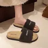 Novas pantufas peludas femininas modelo 2026 para uso externo, com sola grossa, estilo coreano outono e inverno, de algodão, com uma tira, quentes e confortáveis, bege