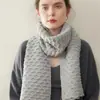 Cachecol 100% caxemira pura, apresentando um design vintage de trança com um padrão de ondas tridimensional, oferecendo uma sensação macia, espessa, quente e confortável