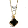 Collar de acero de titanio con trébol de cuatro hojas de temperamento simple clásico para mujer, lados positivos y negativos con cadena de clavícula que combina con todo y micro incrustaciones de circonitas.