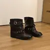 Hebilla de Cinturón de Remaches Retro Botas de Motocicleta Arrugadas Apiladas 2026 Aumento de Altura para Mujer Cuero Suave Caña Delgado Media Pantorrilla Botas de Jinete