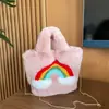 Otoño e Invierno nuevo estilo imitación piel de conejo bolso de mano bandolera patrón arcoíris felpa lindo bolso de mujer tote portátil Bolso de Felpa