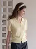 Top de punto chic y sofisticado estilo coreano para mujer, con cuello polo de manga corta, ligero para el verano, color amarillo pálido, de un solo botón, adelgazante y rejuvenecedor.