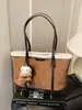 Bolsa de Ombro Feminina Versátil Nova de Grande Capacidade Estilo Retrô para Saída Transfronteiriça Bolsa Tote Texturizada para o Trabalho e o Dia a Dia