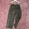 Calças casuais da moda e confortáveis para mulheres, com estampa de leopardo cinza-verde, finas, cintura elástica, modelagem que afina a silhueta, soltas, perna reta, cropped, outono 2026