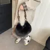 Bolso de Felpa Estilo Retro Europeo y Americano 2026 Bolso Pequeño de Moda con Cuentas de Nicho Bolso de Felpa Versátil para Uso Diario Venta al por Mayor
