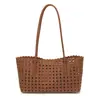 Bolsa tote minimalista de nicho de alta qualidade transfronteiriça para mulheres, novo modelo da primavera de 2026, bolsa casual de ombro/sob o braço para férias na praia