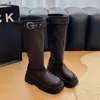Botas largas versátiles para mujer petite, de moda, que aumentan la altura, estilo jinete con hebilla de cinturón, parte superior de piel, suela gruesa, botas de otoño e invierno, nuevo estilo 2026