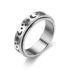 Anillo giratorio de acero de titanio con diseño de estrella y luna para descompresión y ansiedad.