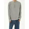 Camiseta de Manga Larga con Rayas Verticales Texturizadas y Cuello Henley Estilo Old Money para Hombre, Principios de Otoño, Ligeramente Madura, Corte Holgado, Prenda Interior de Alta Gama