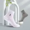 Calcetines nuevos de verano para hombre hasta la pantorrilla, con un diseño de malla para transpirabilidad, absorción del sudor y control de olores, adecuados para uso de negocios, deportivo y casual; disponible al por mayor