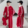 Conjunto Esportivo de Outono para Meninos Jaqueta com Capuz Manga Longa Duas Peças Solto Casual Tendência Estilo Street Dance Esquema de Cores Vermelho e Preto