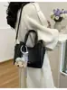 A bolsa bucket popular deste ano, com estampa de pedra, é uma bolsa de mão de alta moda, única, moderna, simples e estilosa, com um design distinto, adequada para usar no ombro ou na transversal.