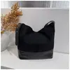 Bolso de gamuza de gran capacidad para mujer para otoño e invierno, nuevo estilo 2026, adecuado para el uso diario, retro, versátil, bolso de hombro, bolso cruzado, bolso tipo cubo