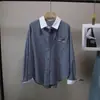 [BiZheng] Nueva Camisa Casual Versátil de Longitud Media a Rayas con Bordado de Letras Estilo Coreano para Mujer 5833