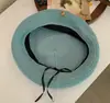 Fábrica de boinas de punto acrílico, estilo japonés con logo metálico, sombrero de artista para uso diario en otoño e invierno para cabezas grandes, disponible para venta al por mayor