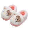 Chinelos de algodão autênticos da Hello Kitty para meninas, quentinhos para o inverno e com forro de fleece, sapatos de algodão da Hello Kitty para pais e filhos e bebês com calcanhares fechados