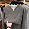 Moletom Masculino com Gola Henry Dois em Um, Novo Estilo Outono/Inverno 2026, Camisa Base de Tricô Camada com Contraste de Cor, Roupa Íntima Masculina da Moda