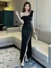 Vestido de Noite Preto Estilo Francês para Mulheres, Design de Ombro Único com Babados, Caimento Justo, Vestido Longo com Fenda Alta, Adequado para Banquetes e Festas