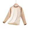 Nueva colección de otoño e invierno: Capa base de bloques de color, cuello alto medio para niños y niñas, talla 26, top cálido de forro polar de doble cara cepillado para niños