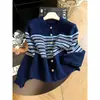 2026 Invierno Estilo Retro Perezoso Bloque de Color Raya Solapa Única Cuello Redondo Suave Holgado Casual Top de Punto para Mujer
