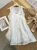 Vestido Branco Francês com Decote V, Bordado Ondulado, Sem Mangas 13008