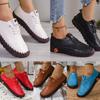 24 primavera e verão novos sapatos de tamanho grande transfronteiriços femininos tendão de carne fundo macio costura à mão sapatos de mãe de meia-idade e idosos no local atacado