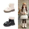 Botas de Moda Elegantes e Doces com Laço de Pelo para Meninas 2026 Inverno Novo Botas Martin de Princesinha com Pelúcia Adicional