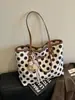 Bolso de mano transfronterizo de moda de gran capacidad para mujer, nuevo bolso de hombro de moda 2026, bolso tote de lunares de alto valor para el día a día