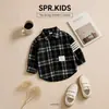 Camisa xadrez infantil estilo coreano, novo modelo outono 2026, com gola e logo, camisa casual de manga longa para meninos para primavera e outono