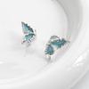 Pendientes de mariposa con goteo de aceite azul de nicho, elegantes y ligeros de lujo para mujer, sin perforaciones, con clip para la oreja en espiral antimosquitos, pendientes de moda con temperamento.