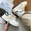 Zapatillas casuales versátiles y de moda para mujer, nueva colección otoño 2026, súper populares entre los estudiantes, zapatillas blancas con suelas gruesas y un diseño que aumenta la altura