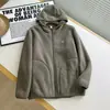 Pedido de fábrica para chaqueta cálida con capucha gruesa de imitación de lana de cordero para parejas de hombres y mujeres, top con capucha moderno y versátil
