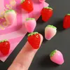 Dibujo Animado 3D Fresa Simulación Juguete de Comida Fruta DIY Accesorios para Funda de Teléfono Pasador Llavero Colgante Piezas de Resina