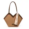 Bolsas Transfronteiriças para Mulheres 2025 Inverno Novo Estilo Coreano Nicho Simples Cor Contrastante Bolsa de Ombro Grande Capacidade Bolsa Tote para o Dia a Dia