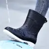 Novas Galochas Japonesas Femininas de Cano Médio Antiderrapantes com Solado Grosso Moda Simples Solado Macio Calçados de Borracha Confortáveis Roupa Impermeável Galochas