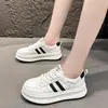 Tênis brancos de sola grossa de alta qualidade para mulheres, adequados para primavera e verão, sapatos esportivos casuais versáteis e modernos