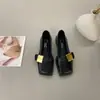 Estilo Novo Primavera e Outono 2025 Sapatos Baixos Quadrados com Fivela de Metal Moda Salto Baixo Macio Bico Aberto Pequenos Sapatos de Couro Sapatos Femininos