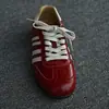 Zapatillas de entrenamiento alemanas rojas de punta redonda, suela plana, con cordones, para mujer, nuevo modelo 2026, zapatillas casual versátiles