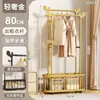 Cabide de chão, cabide de quarto, cabide de armazenamento de roupas móvel, estilo luxo leve, para uso doméstico, varal interno com cesto de armazenamento