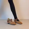 Zapatos Mary Jane retro, delicados y minimalistas con una sola tira, caracterizados por una punta cuadrada, aumento de altura interior y un diseño inspirado en el ballet con forro adicional.