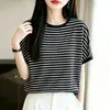 Nueva camiseta de punto de seda helada de manga corta a rayas, cuello redondo, estilo coreano, simple, fina, holgada, casual, top elegante