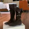 Em estoque e envia imediatamente! Sapatos de estilo igual ao da Mãe Uva, uso de duas maneiras, bico fino estilo coreano, tira com fivela, franzido, botas de salto embutido de cano médio que aumentam a altura para mulheres