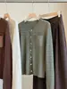 Suéter cárdigan de punto trenzado estilo Old Money para mujer Otoño Diseño con sentido Bolsillos Parche de gamuza Cuello redondo Top estilizado