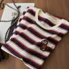 Listras Blocadas em Cores Inspiradas no Design, Bordado de Macaquinho, Camiseta de Verão Confortável com Manga Curta e Gola Redonda para Mulheres 093