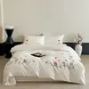 Conjunto de Roupa de Cama Feminina de Algodão Branco de Fibra Longa de Alta Qualidade, Estilo Pastoral Fresco e Simples, Bordado Floral, Conjunto de Quatro Peças, Para Todas as Estações