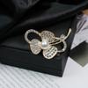 Broche de Moda Retro Flor Perla Diamante Joker de Alta Gama Color Natural Aleación Corsage Alfiler para Ropa Hebilla