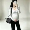 Ropa de maternidad para otoño e invierno, camiseta de color liso con cuello en V a la moda, talla grande, disimula la barriga sin mostrar el embarazo, pantalones acampanados de cintura alta, conjunto de dos piezas a la moda