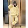 Pijama Amarelo de Tecido Coral Fleece com Estampa de Pintinho para Mulheres, Novo Estilo Outono e Inverno, Espessado e Forrado com Fleece, Com Capuz, Quente, Modelagem Solta, Roupa de Casa Feminina