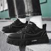 Zapatillas de Cuero Transpirables de Nicho de Lujo Ligero Cuatro Estaciones Estilo Retro de Hong Kong Zapatos Pequeños Negros Ropa de Trabajo Douyin Outdoor Zapatos de Hombre Venta al por Mayor